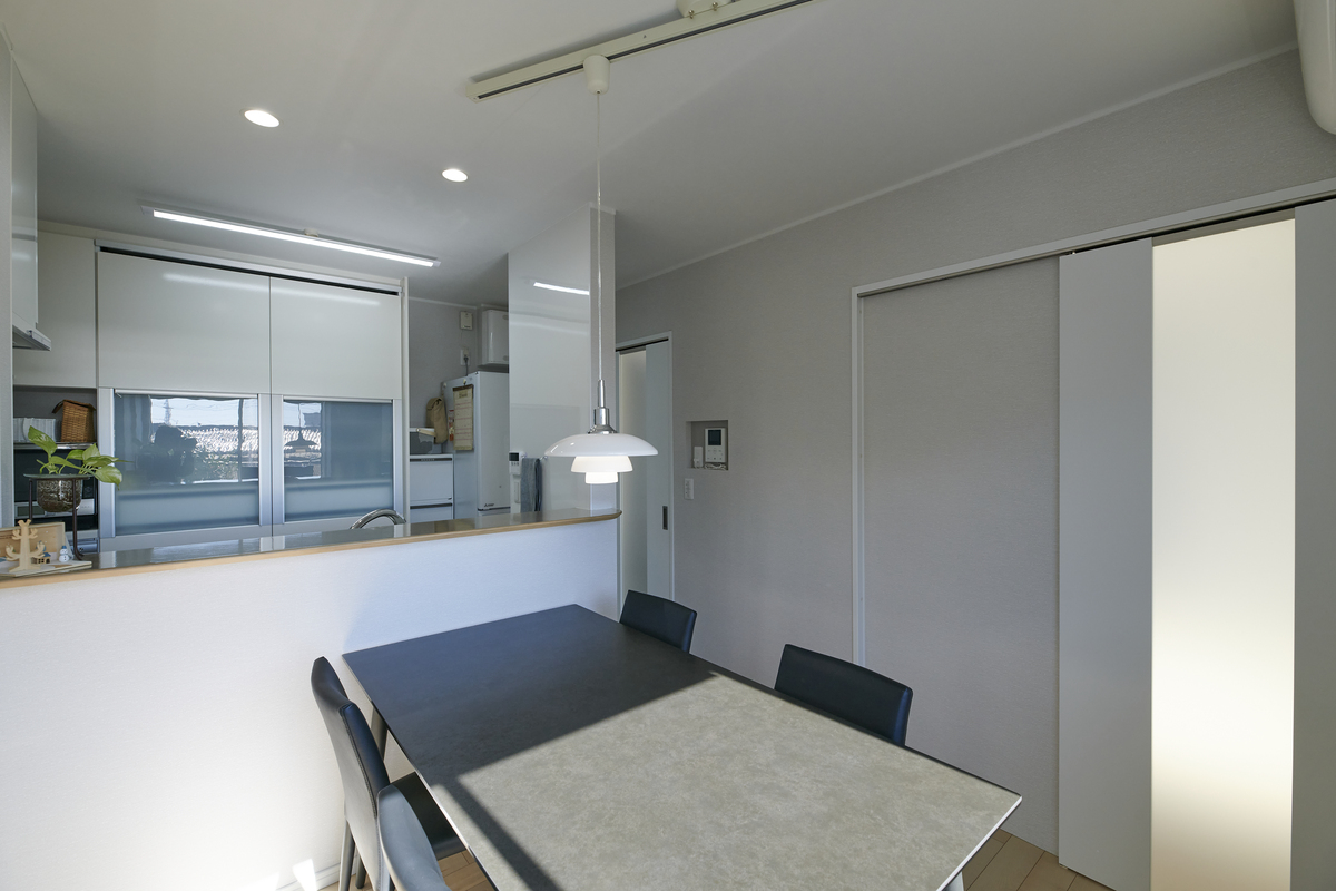 モノトーンが彩る、端正なダイニング