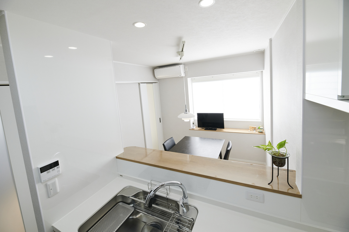 木目と白が調和する、機能的なキッチン