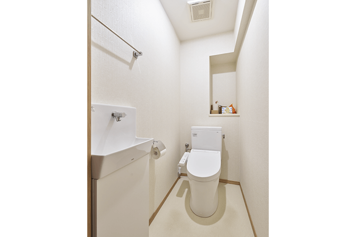 白と木目の清潔感ある明るいトイレ