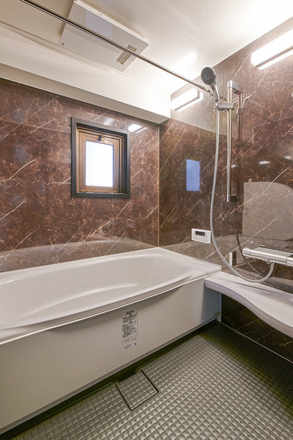 茶石目の壁が重厚なホテル風浴室