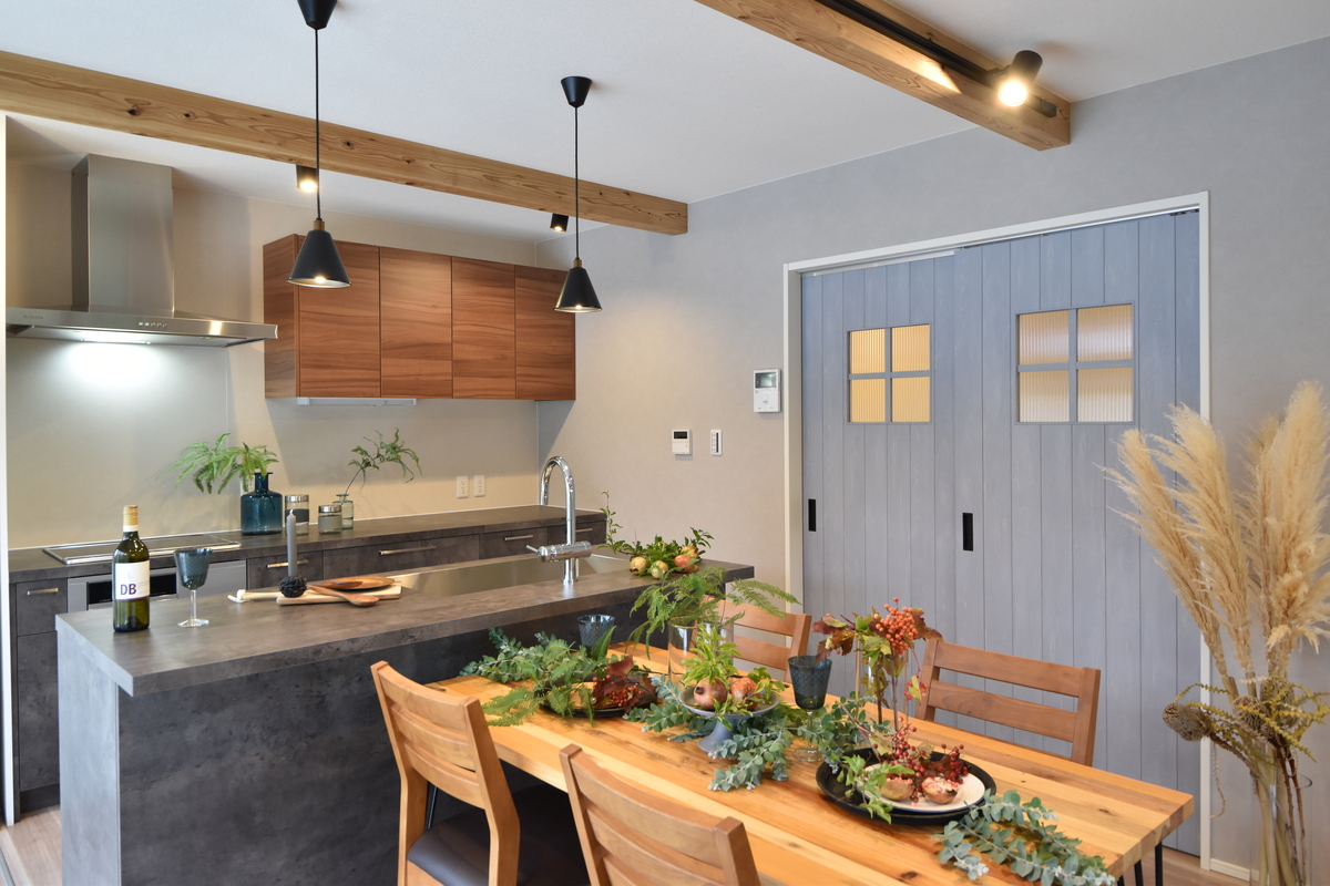 青い扉と木目が彩る、明るいLDK