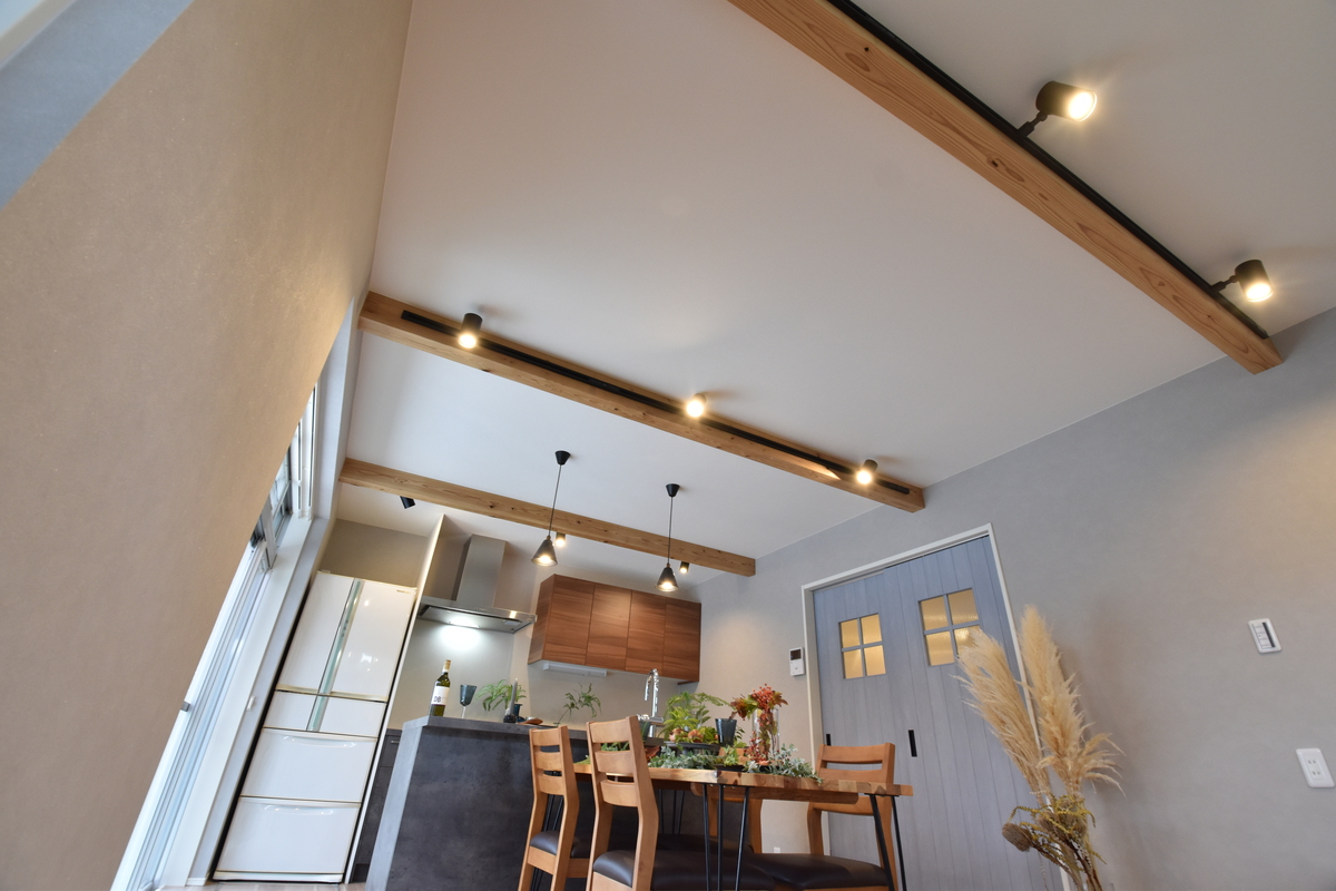 梁の木目と青い扉が映える、開放LDK