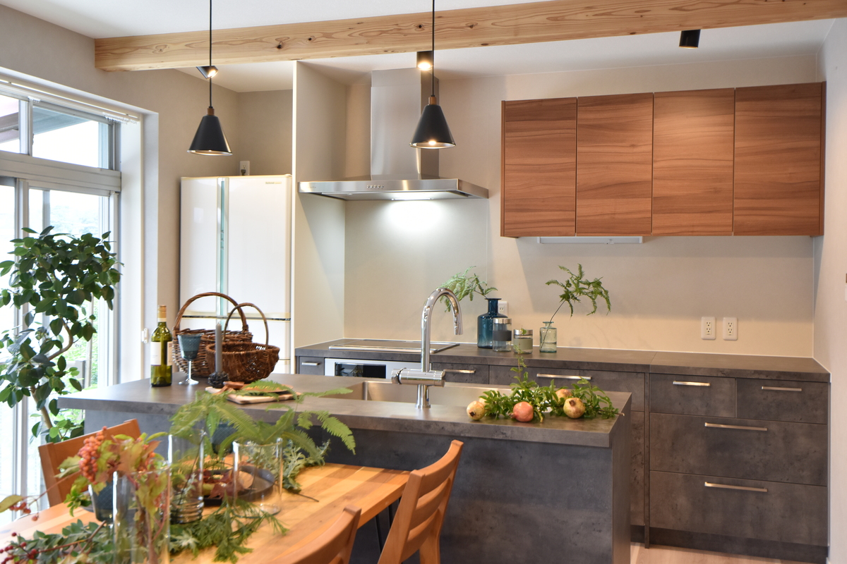 木目とグレー、光溢れる対面キッチン