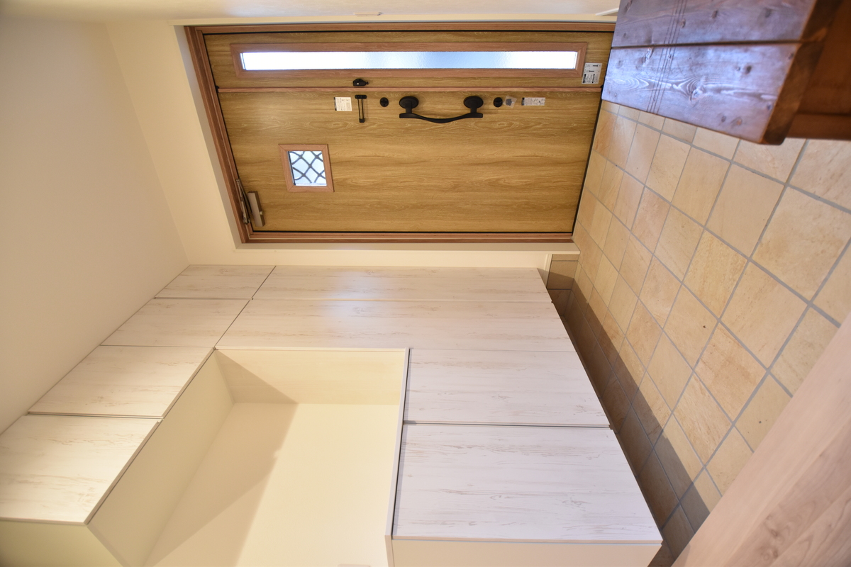 青い扉が並ぶ、木の温もりある廊下