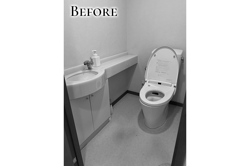 【BEFORE】シンプルな白い手洗い付きトイレ