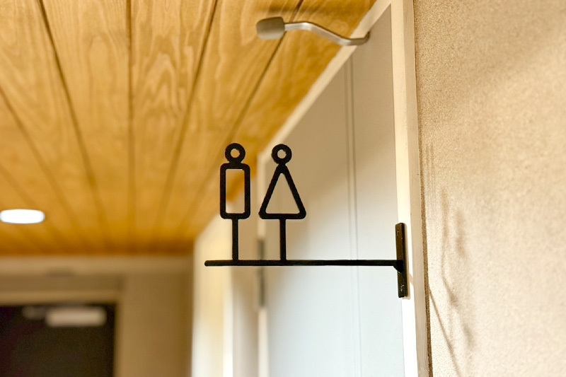 黒いアイアンの可愛らしいトイレサイン