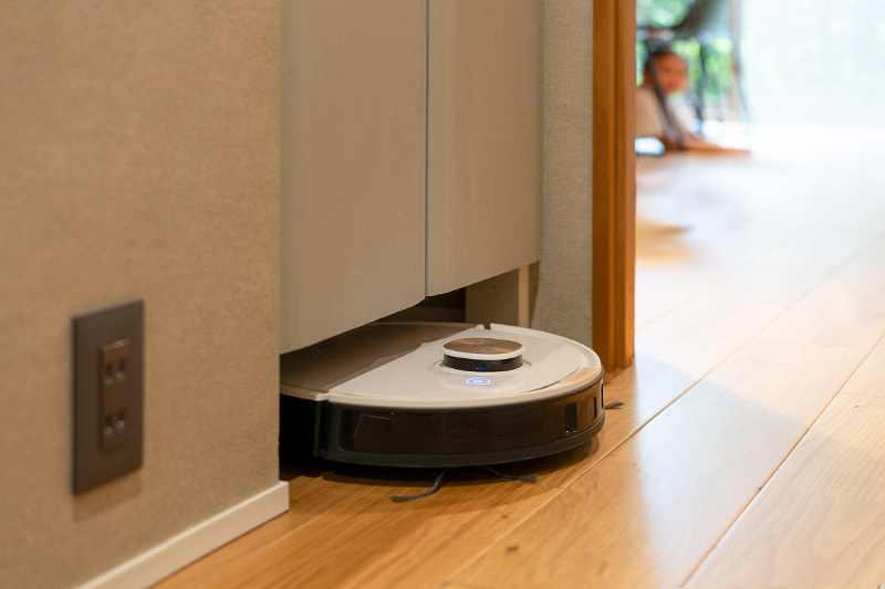 収納下にすっきり収まるロボット掃除機
