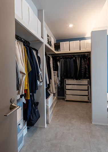 整然と服が並ぶ、広々衣類収納部屋