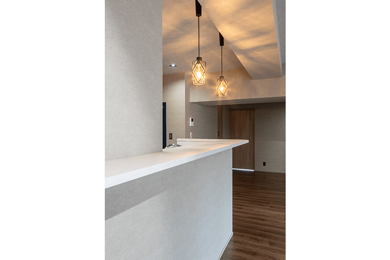 ペンダント灯る、端正なキッチン壁面