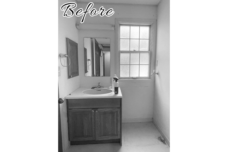 【BEFORE】木目台と縦すべり窓のある脱衣室
