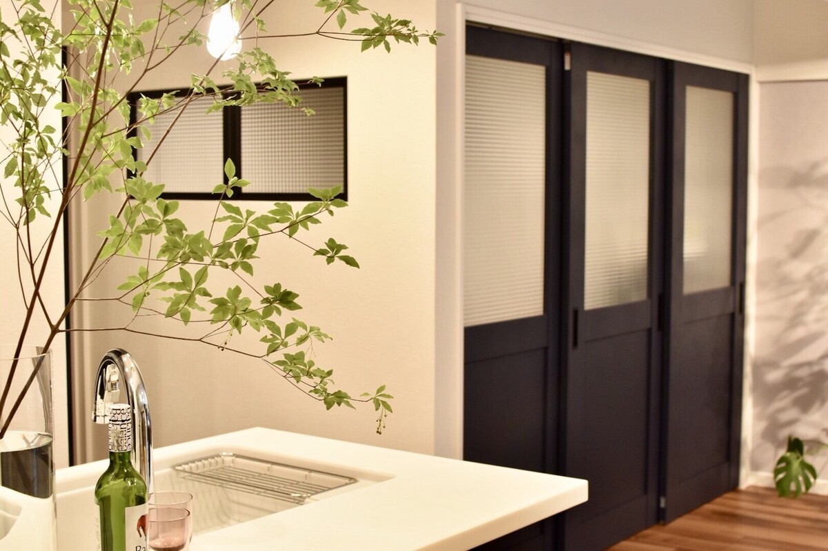 三連引戸で仕切る多目的空間