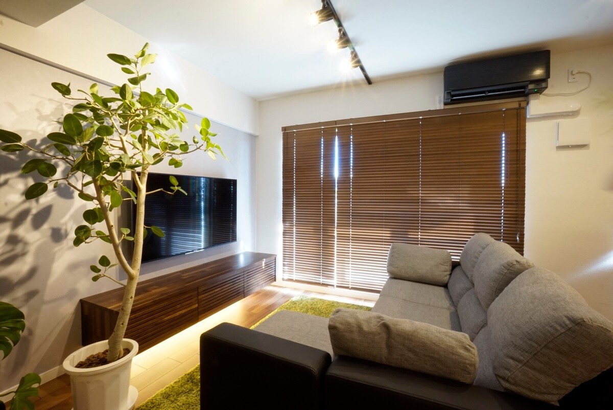 間接照明が彩るくつろぎのリビング