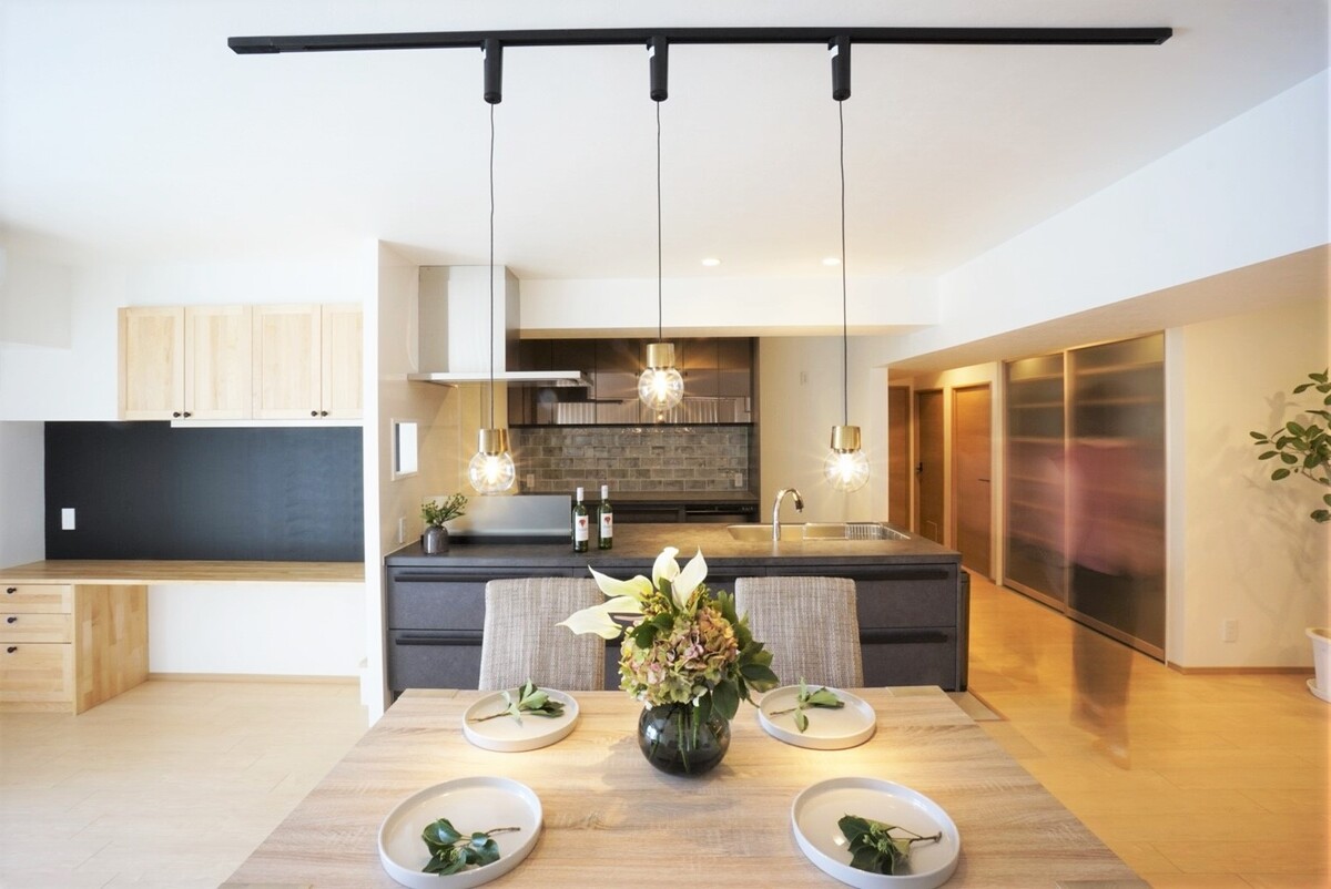 グレーのタイルがおしゃれな対面キッチン