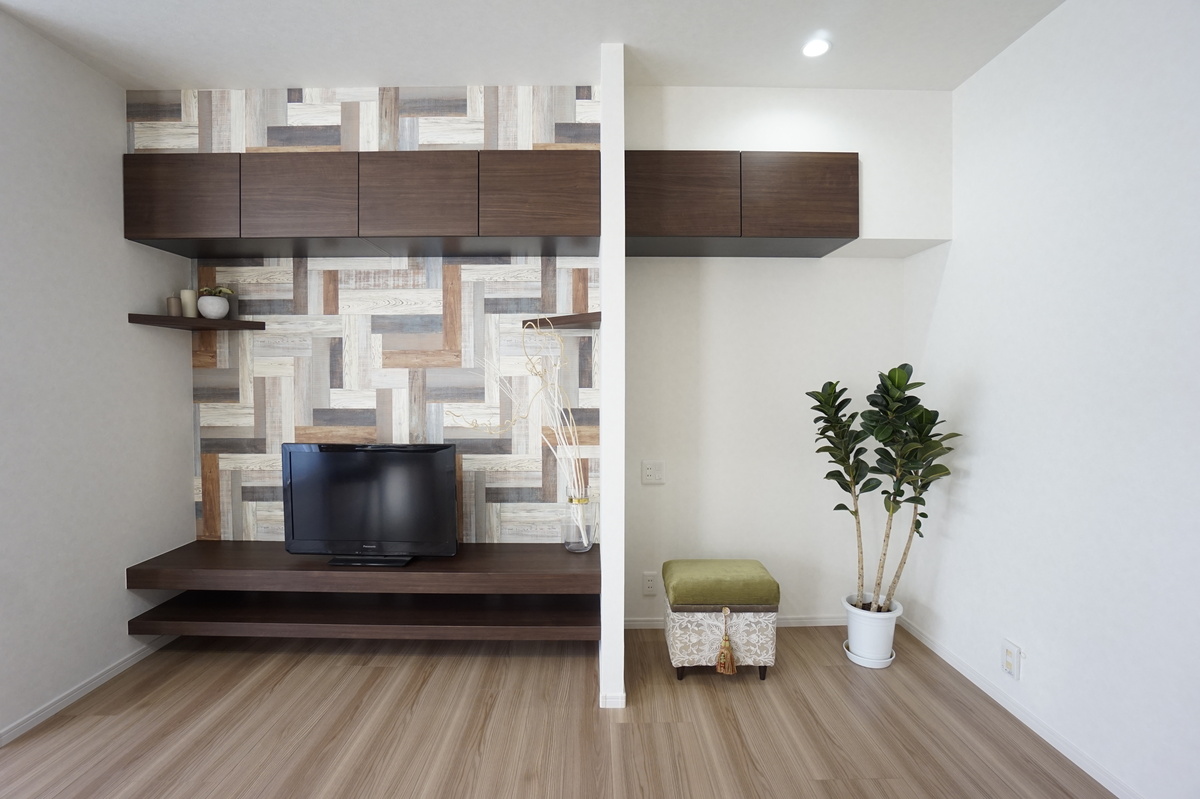 壁面収納付きでスッキリ片付くリビング