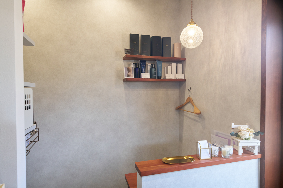 木目カウンターが映えるシンプルな受付