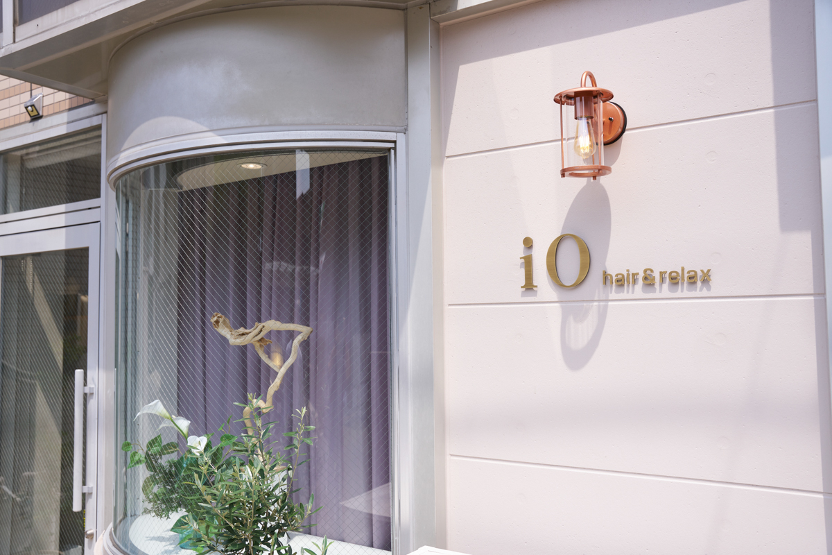 ゴールドのロゴが映える美容室サロン外観