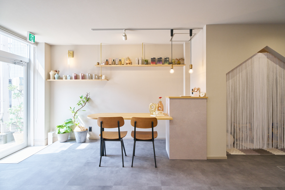 ナチュラルで柔らかな雰囲気の受付スペース