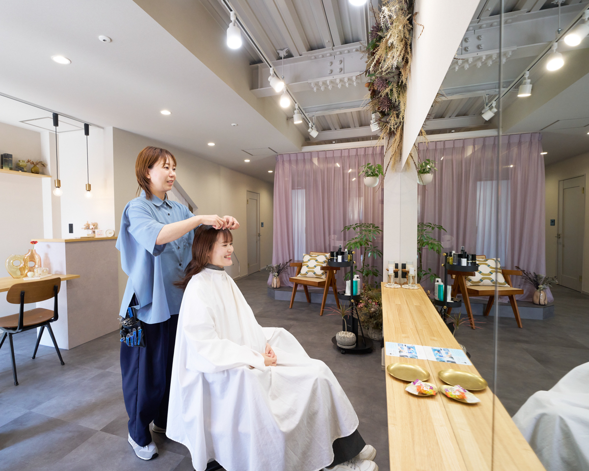 お客様と会話を楽しむスタイリスト