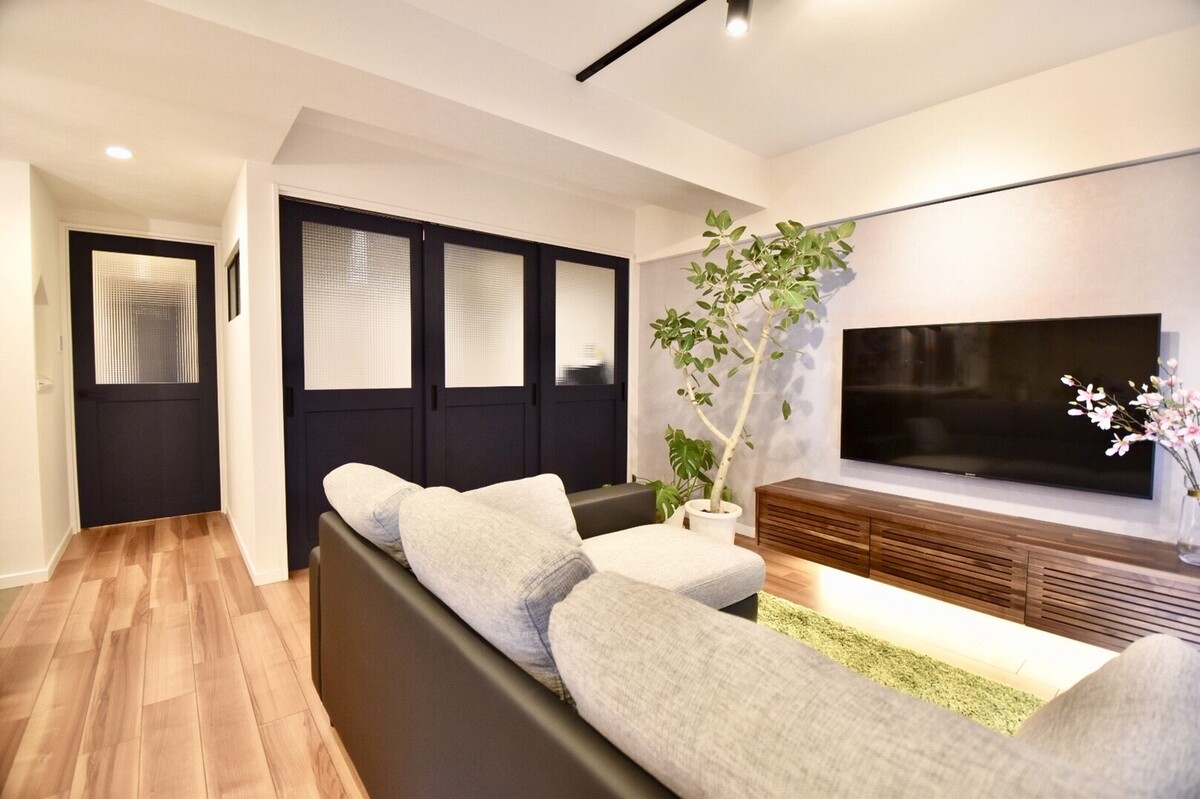 黒い引き戸が映えるモダンリビング