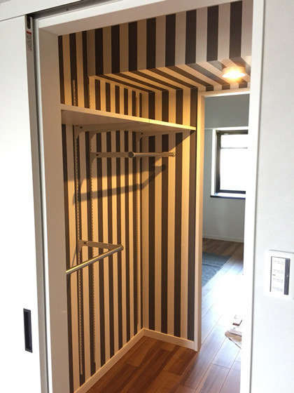 ストライプ壁がおしゃれな収納空間