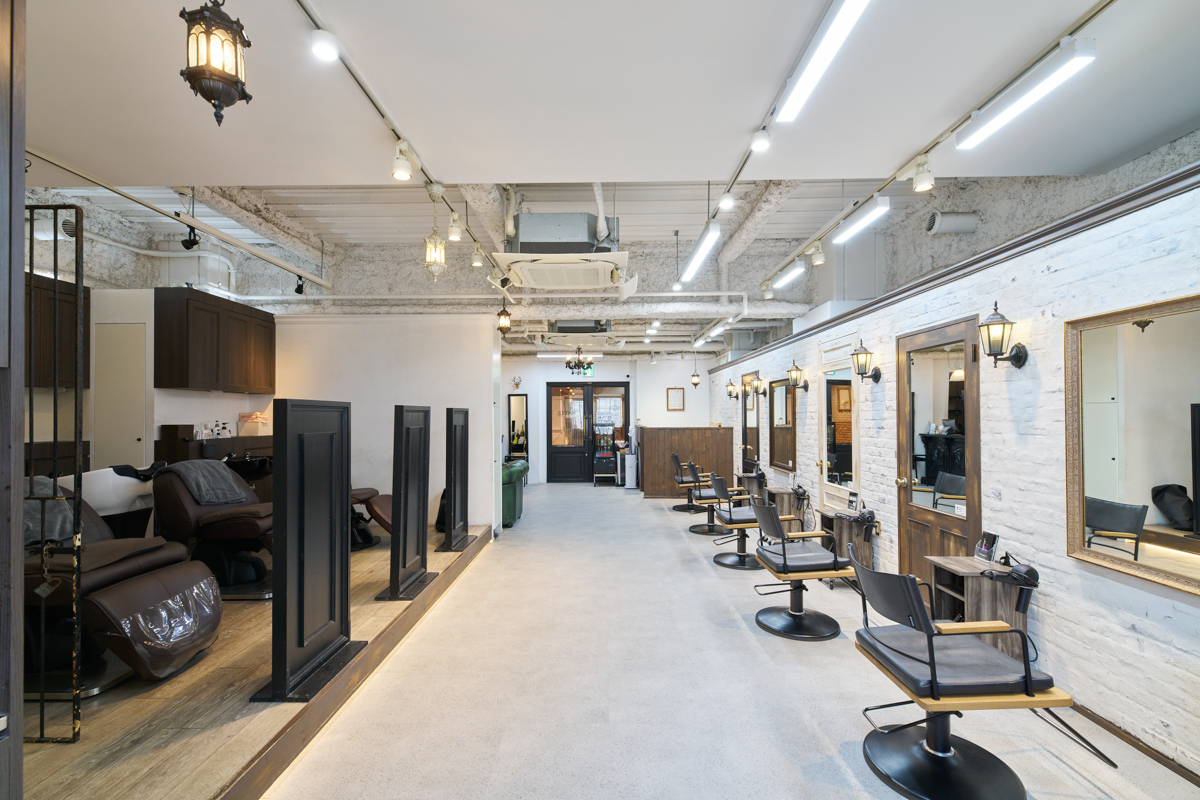 白壁と木の質感が調和するナチュラルな店内