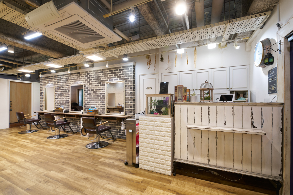 レンガ調の壁がアクセントの受付カウンター