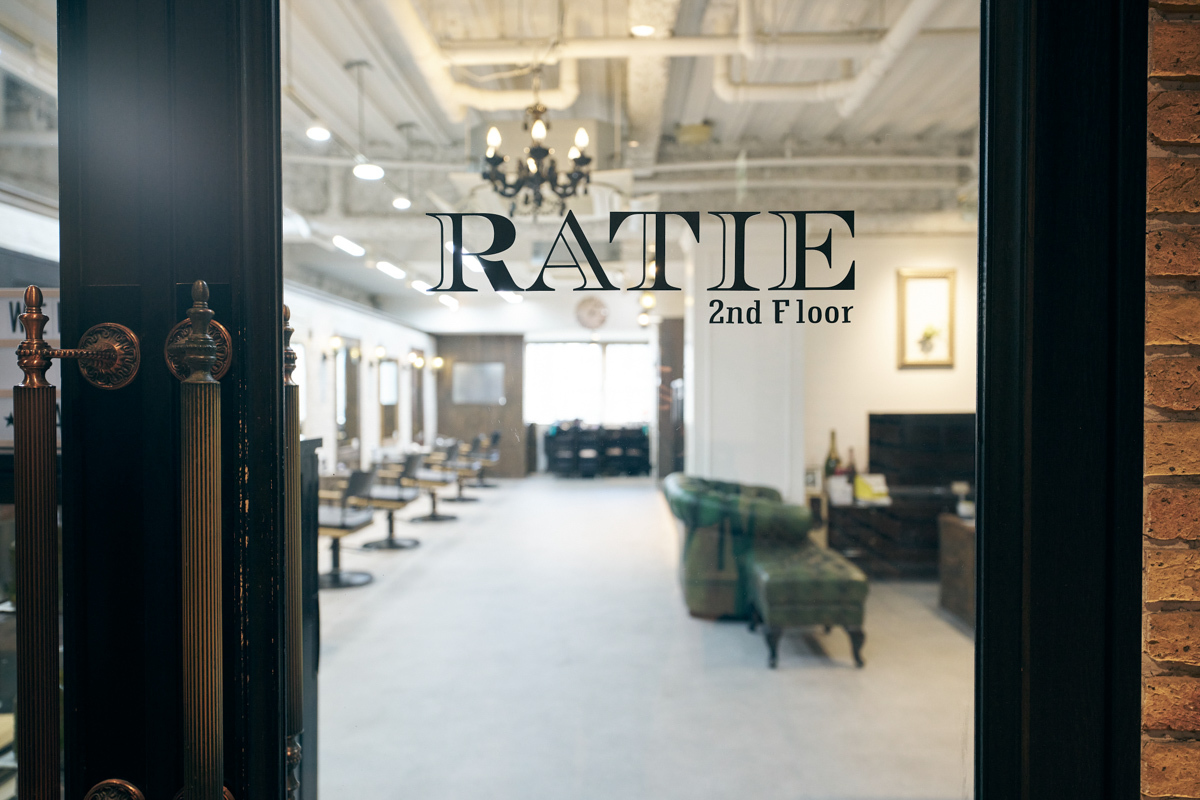 ガラス扉越しに広がるお洒落な店内