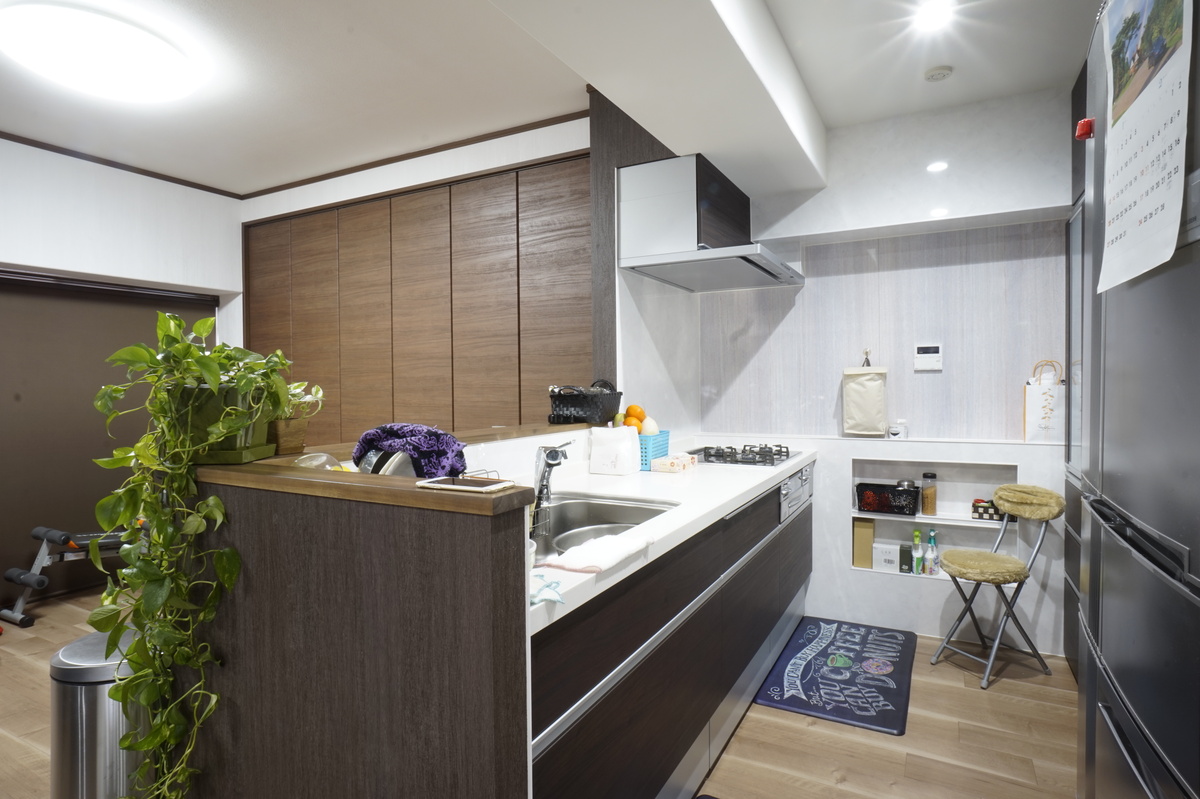 ニッチ収納で小物を整理できるキッチン