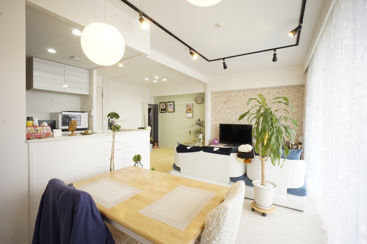 ダイニングから見渡せる明るいリビング空間