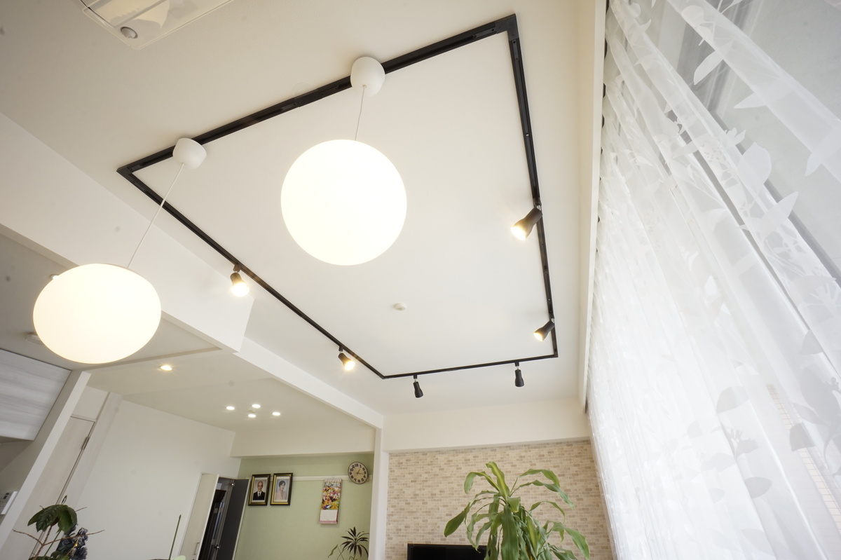 ダクトレール照明が便利なリビング天井