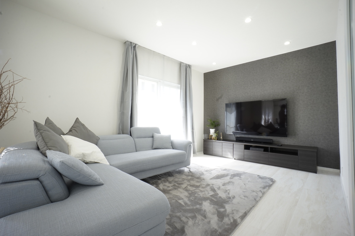 壁掛けテレビが映えるモダンリビング