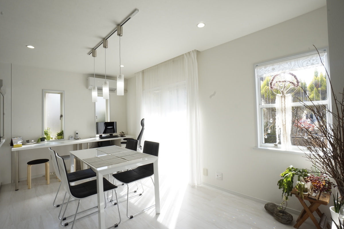 採光豊かな白いダイニングルーム
