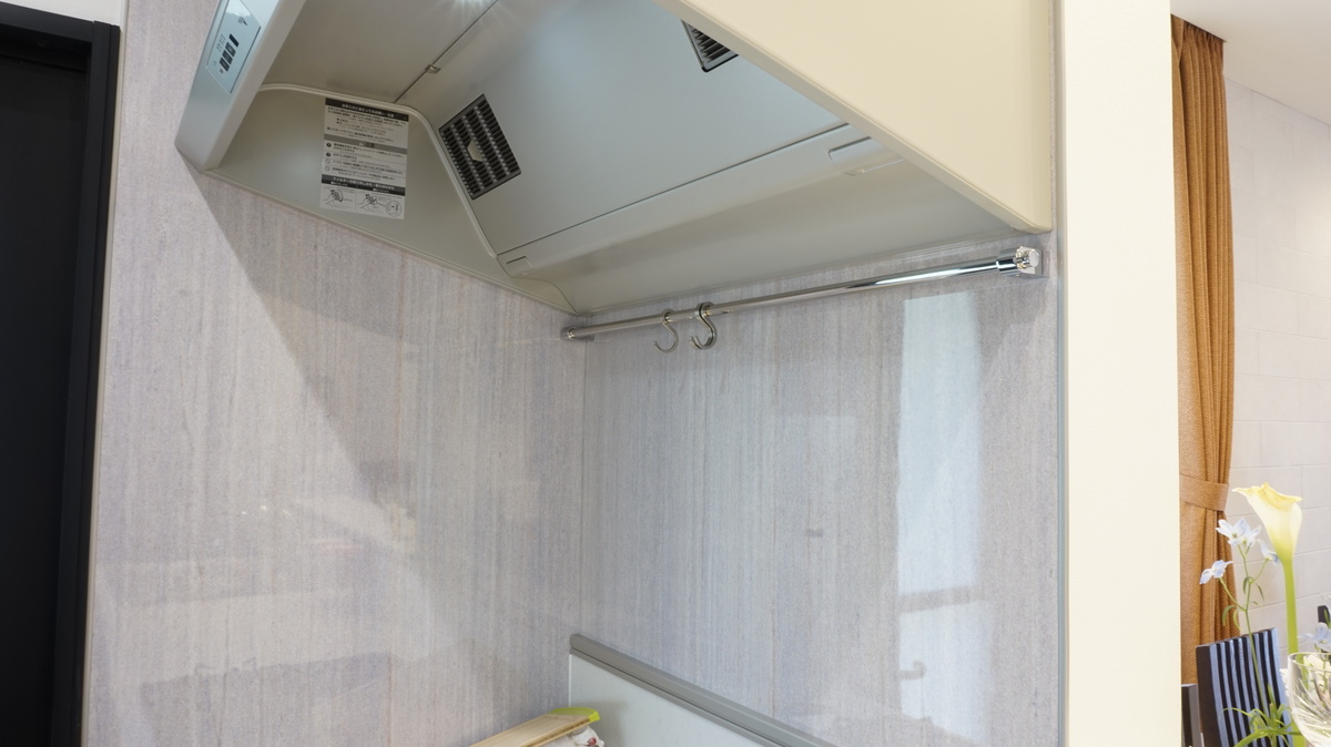 実用的なパイプ収納付きキッチン