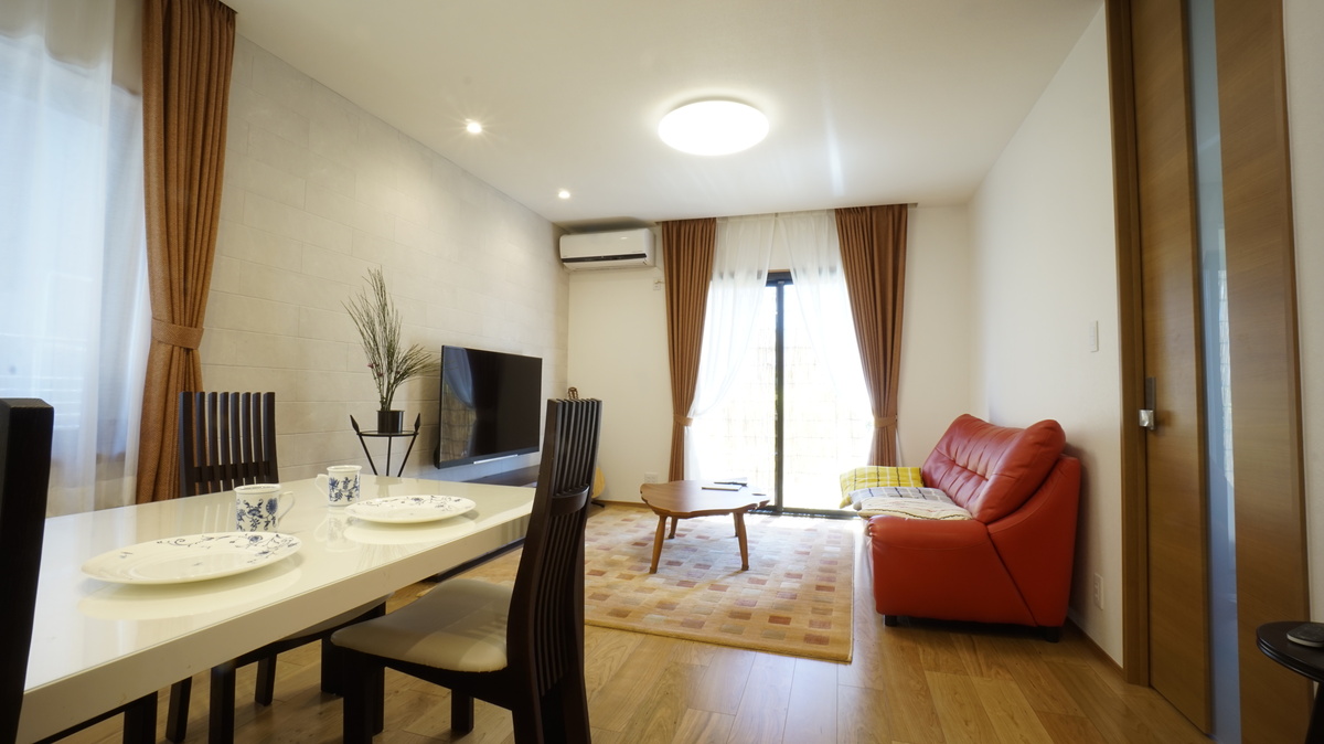 窓から光差し込む心地よいリビング