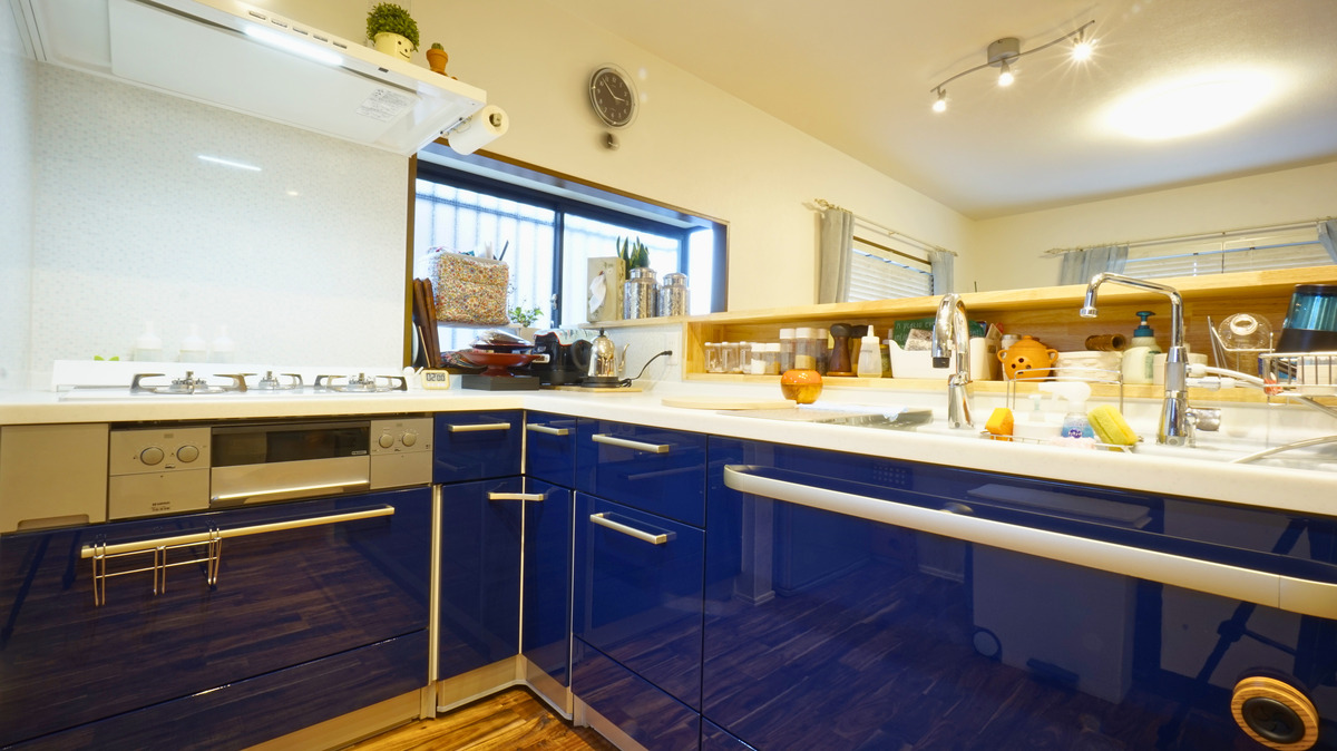 日進市の施工事例　藍色が映えるこだわりL型キッチン