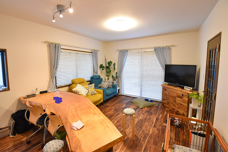 自然素材の無垢床と一枚板テーブル