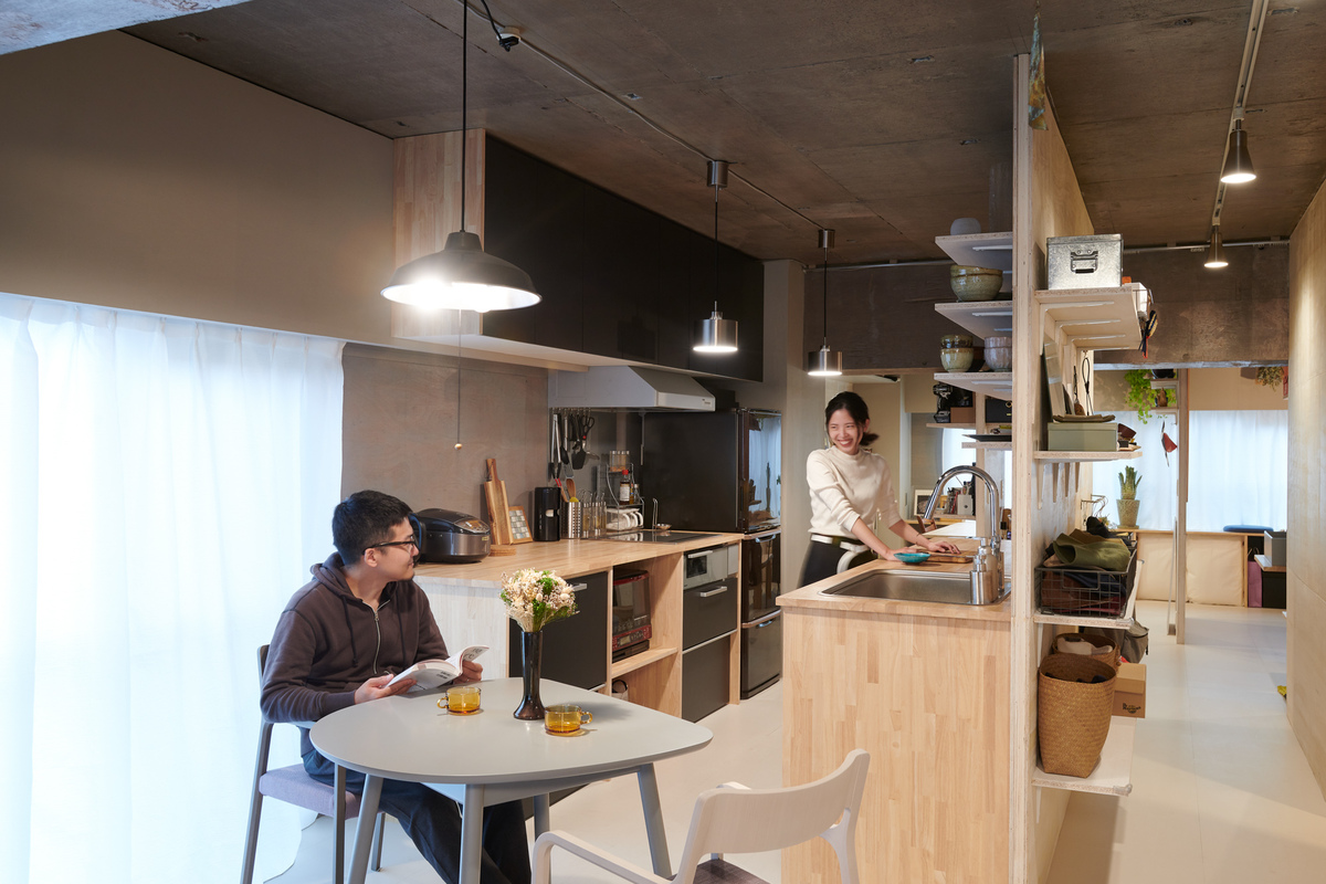 木目カウンターが映える造作キッチン