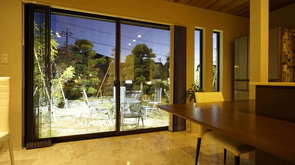 大窓から庭を望む明るいダイニング