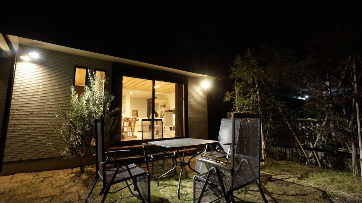 LDKを繋ぐ大窓が映える庭の夜景