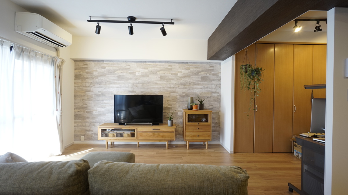 石目調クロスが映えるリビング