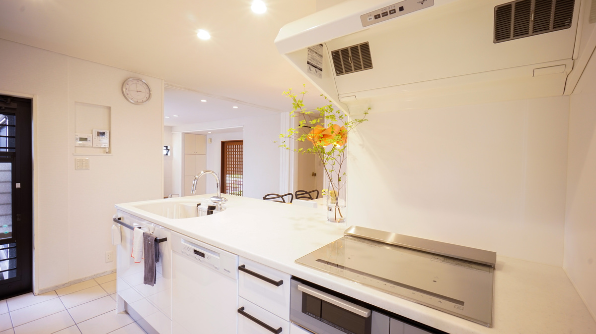 食洗機とIHを備えた機能的なキッチン