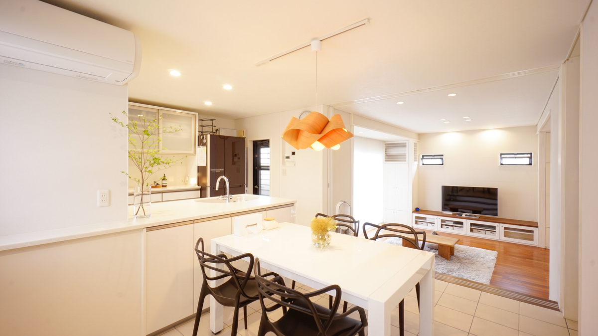 家族を見渡せるフラットキッチン