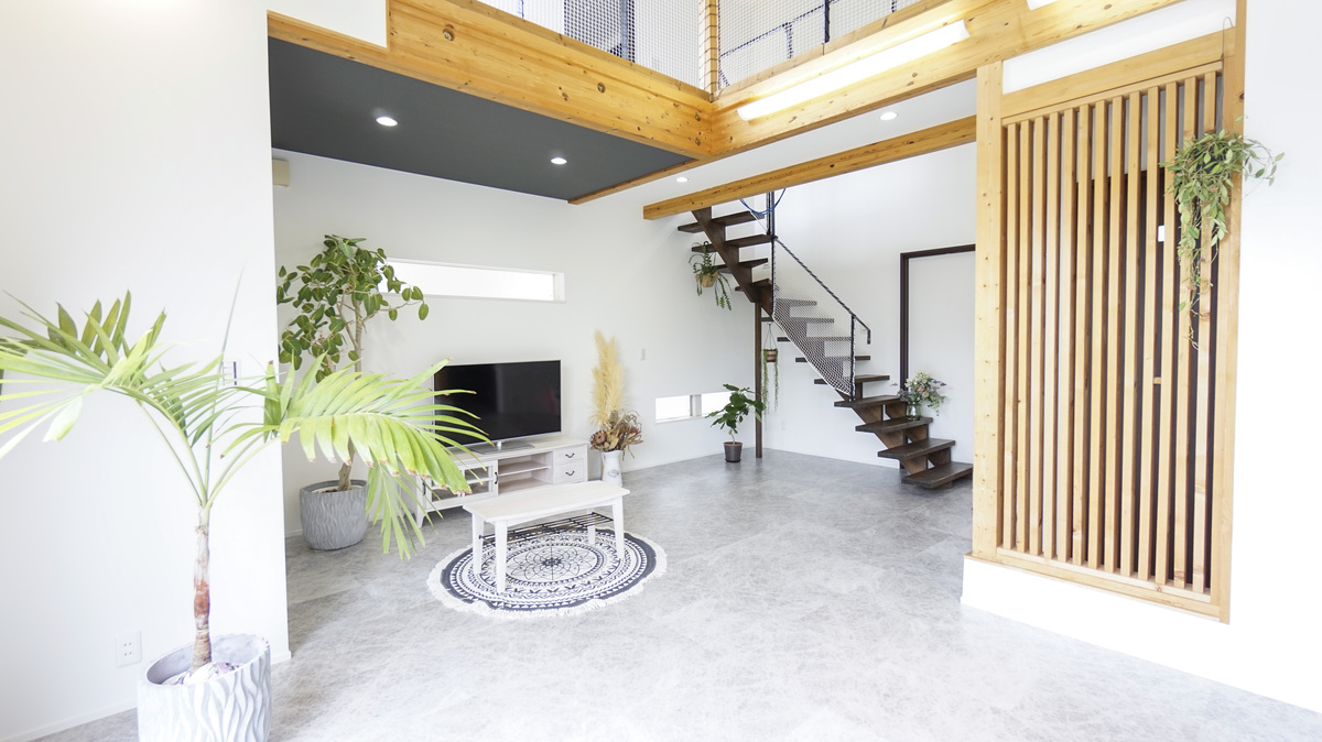 吹き抜けで開放感あるリビング