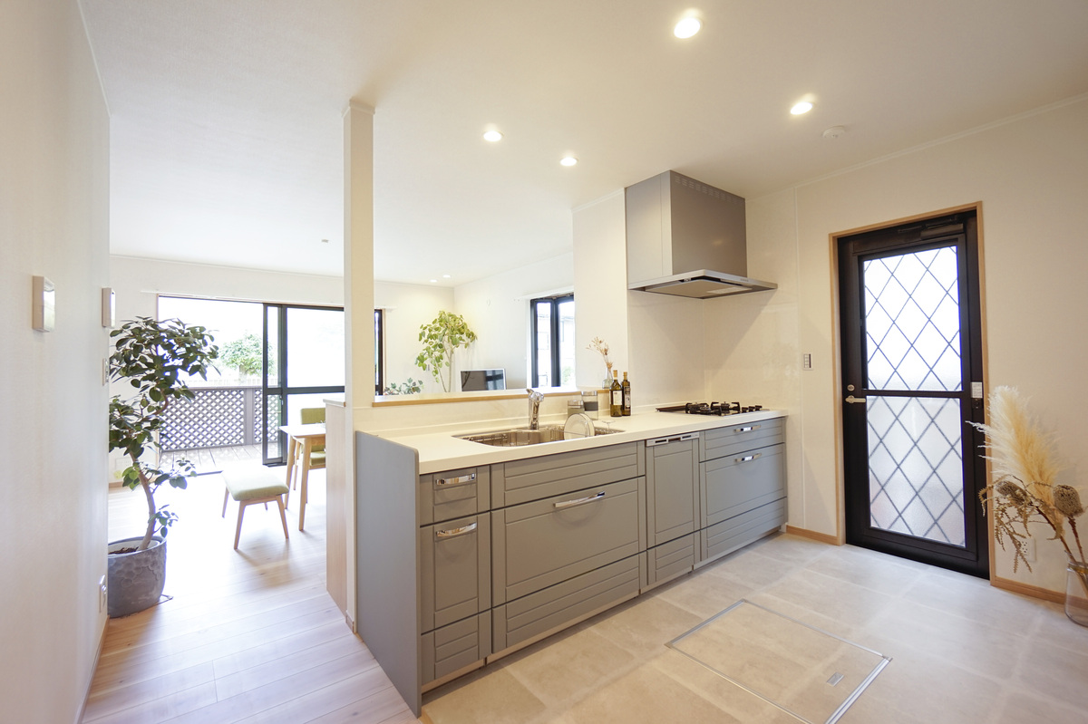 アンティーク扉が映えるシステムキッチン