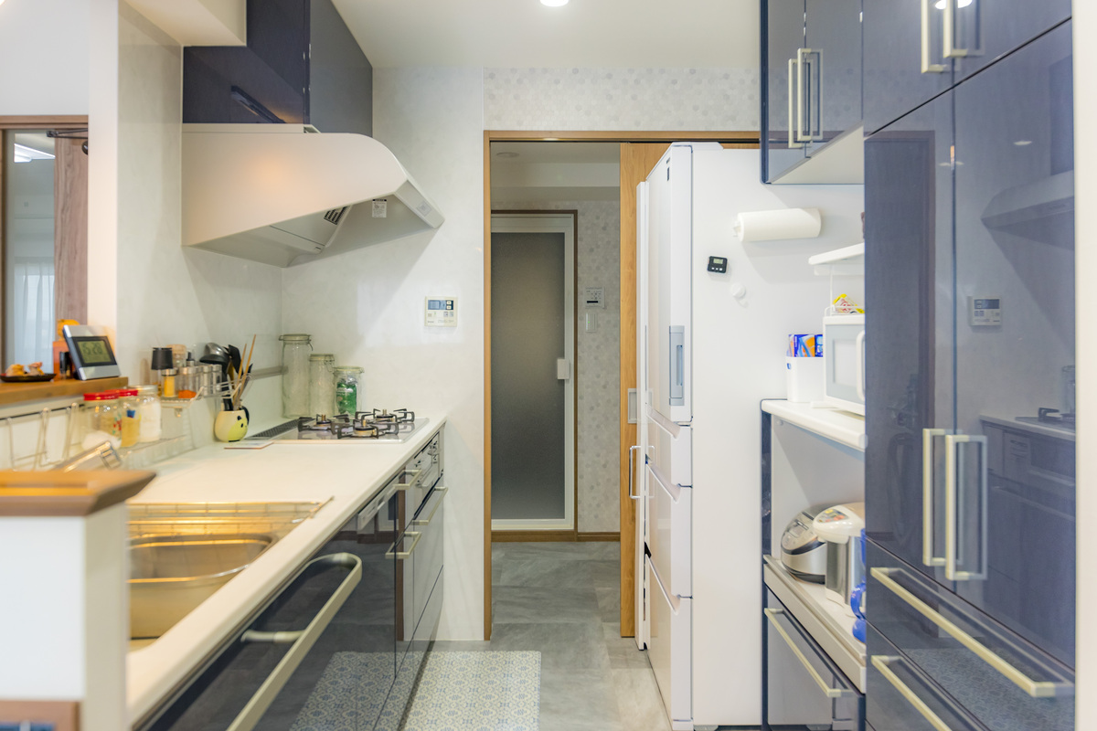 統一感あるブルーの快適キッチン