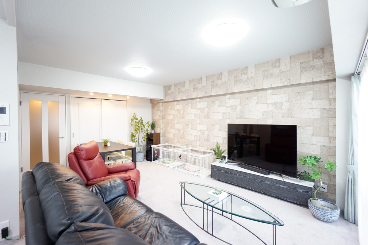 アクセント壁が映える上質リビング