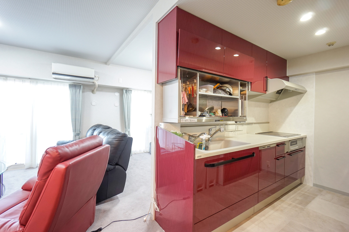 赤色キッチンが映えるモダン空間