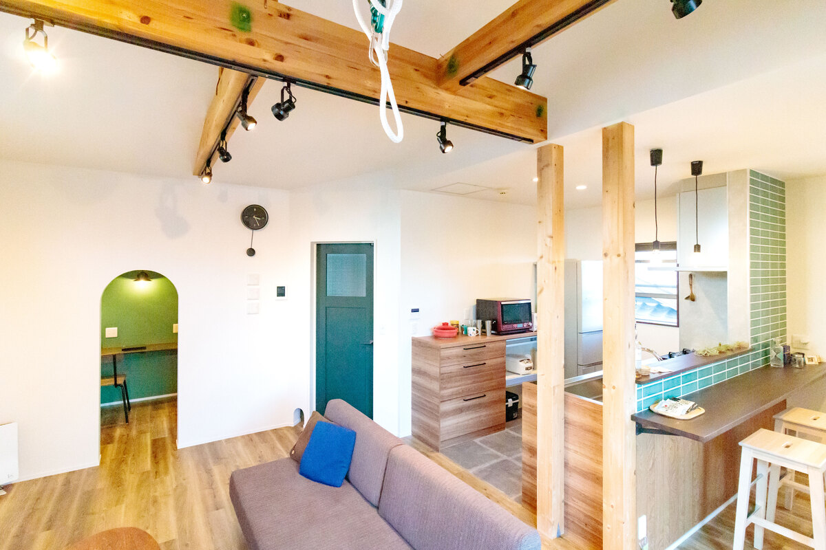 緑の建具がアクセントのリビング空間