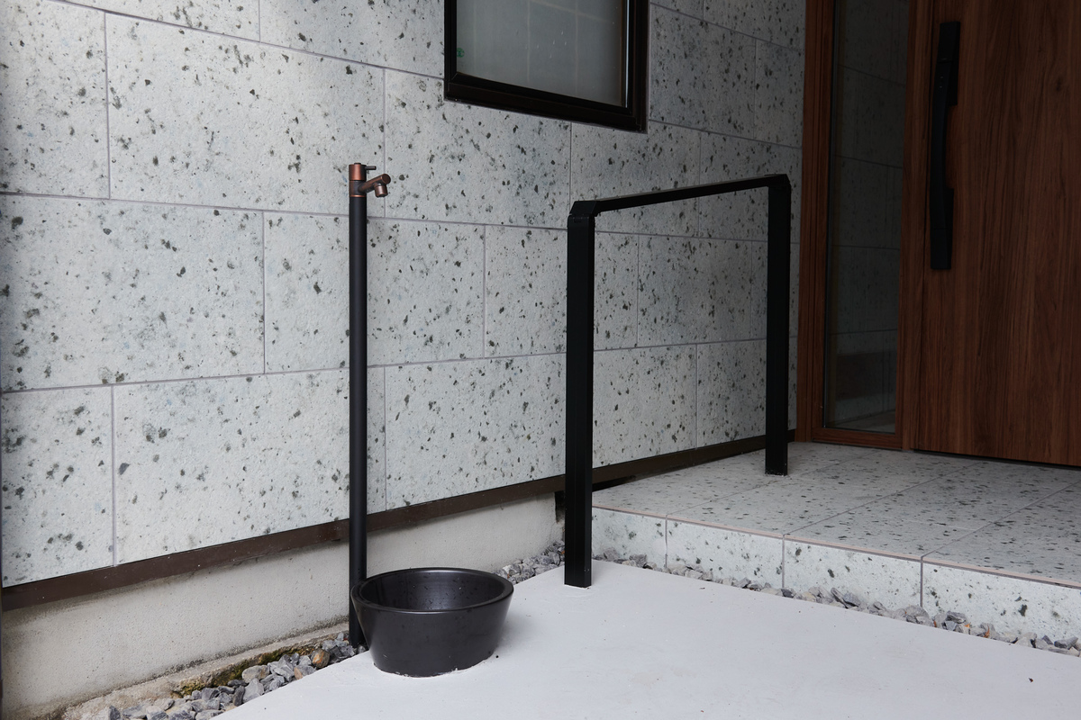 黒フレームが映える大谷石のある玄関