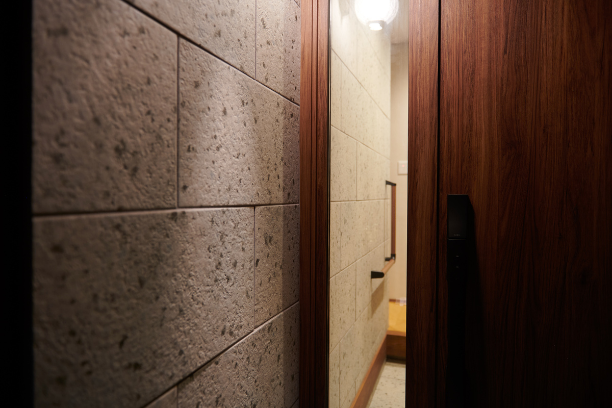 素材の質感が際立つ和モダン玄関